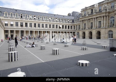 Paris, France, du Palais Royal, de la Cour d'Honneur, double colonnade, Daniel Buren, Les Deux Plateaux, sculpture controversée, les enfants qui jouent. Banque D'Images