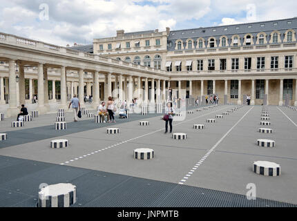 Paris, France, du Palais Royal, de la Cour d'Honneur, double colonnade, Daniel Buren, Les Deux Plateaux, sculpture controversée, les enfants qui jouent. Banque D'Images