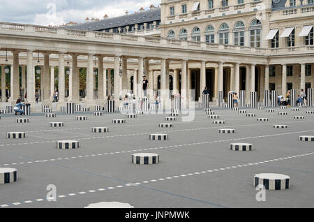 Paris, France, du Palais Royal, de la Cour d'Honneur, double colonnade, Daniel Buren, Les Deux Plateaux, sculpture controversée, les enfants qui jouent. Banque D'Images