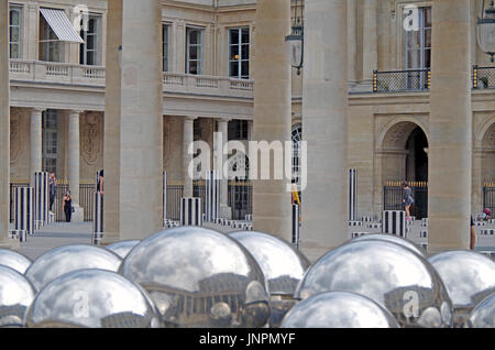 Paris, France, Palais Royal, de la sculpture, de grandes boules de métal poli empilés sur socle, entre la double colonnade. Banque D'Images