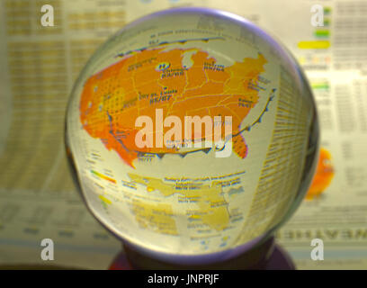 Photo HDR image d'une carte météorologique dans une boule de cristal Banque D'Images