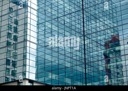 Un bâtiment commercial moderne en verre avec des réflexions d'autres buidlings commerciale Banque D'Images