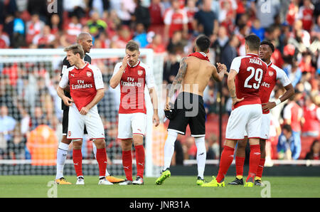 Les joueurs se serrent la main après le coup de sifflet final de l'Emirates Cup match à l'Emirates Stadium, Londres. Banque D'Images