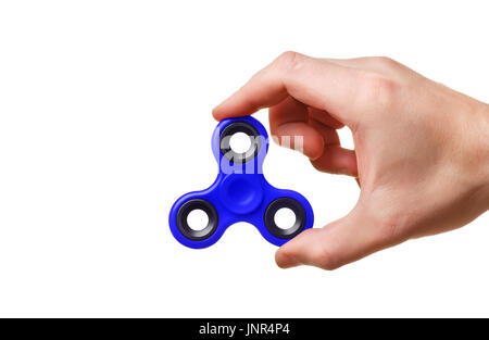 Fidget bleu spinner dans la main isolé sur fond blanc Banque D'Images