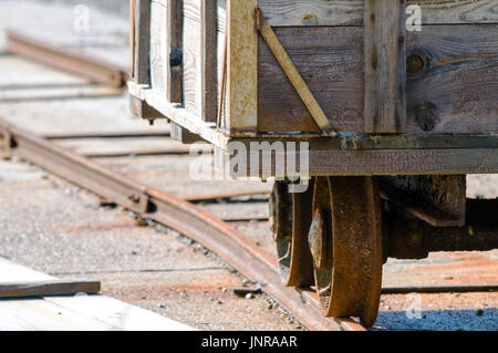 Un détail du rail panier utilisé pour la collecte du sel dans les marais salants de Sečovlje (Slovénie,). Banque D'Images