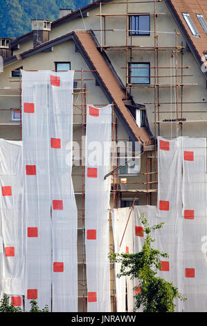 Vacances façade bâtiment est en cours de rénovation afin d'améliorer l'efficacité énergétique et de l'apparence. Banque D'Images