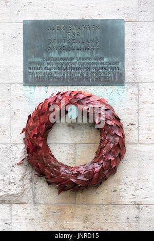 Plauqe et couronne de fleurs en mémoire de Claus von Stauffenberg et d'autres qui ont conspiré pour assassiner Adolf Hitler en 1943 Banque D'Images