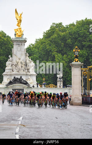 Classique UCI World Tour course à vélo professionnelle pour Femme Londres. Partie de l'événement vélo Ride London autour de St. James's Park, Royaume-Uni Banque D'Images