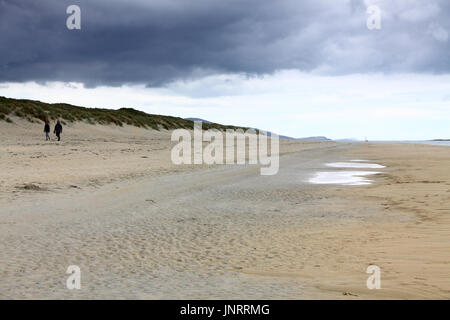 Couple en train de marcher sur Luskentyre plage, Isle of Harris et Lewis, l'Ecosse sur l'image Banque D'Images