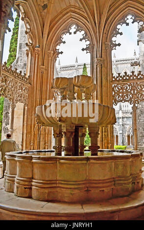 BATALHA, PORTUGAL - 30 avril 2012 : Le lavabo fontaine en Cloître Royal du Roi Jean I en Couvent de St Mary de victoire entouré d'arcades sculptées, Banque D'Images