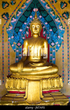 Golden Buddha statue au complexe du temple Wat Arun (Temple de l'aube), Bangkok, Thaïlande Banque D'Images