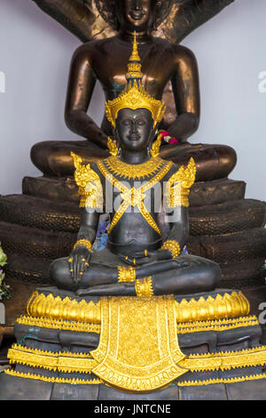 Statue de Bouddha noir et or de Wat Arun (Temple de l'aube), Bangkok, Thaïlande Banque D'Images