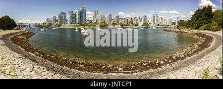 Paysage panoramique de False Creek Seawall, Granville Port de plaisance et du centre-ville de tours d'habitation à Vancouver British Columbia Canada Banque D'Images