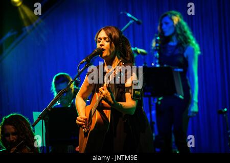 Gardone Riviera, Italie. 29 juillet, 2017. Le chanteur et compositeur italien Carmen Consoli représenté sur la scène à l'Anfiteatro Vittoriale à Gardone Riviera Brescia, Italie. Credit : Roberto Finizio/Pacific Press/Alamy Live News Banque D'Images