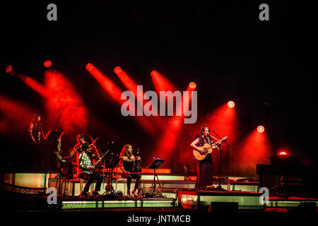 Gardone Riviera, Italie. 29 juillet, 2017. Le chanteur et compositeur italien Carmen Consoli représenté sur la scène à l'Anfiteatro Vittoriale à Gardone Riviera Brescia, Italie. Credit : Roberto Finizio/Pacific Press/Alamy Live News Banque D'Images
