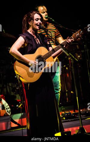 Gardone Riviera, Italie. 29 juillet, 2017. Le chanteur et compositeur italien Carmen Consoli représenté sur la scène à l'Anfiteatro Vittoriale à Gardone Riviera Brescia, Italie. Credit : Roberto Finizio/Pacific Press/Alamy Live News Banque D'Images