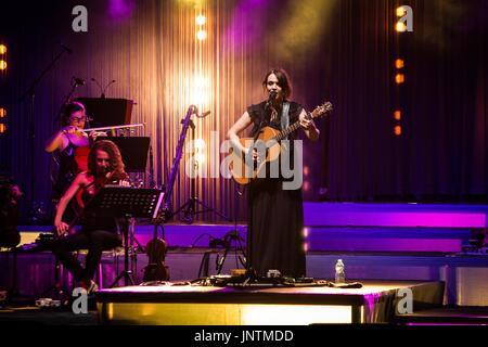 Gardone Riviera, Italie. 29 juillet, 2017. Le chanteur et compositeur italien Carmen Consoli représenté sur la scène à l'Anfiteatro Vittoriale à Gardone Riviera Brescia, Italie. Credit : Roberto Finizio/Pacific Press/Alamy Live News Banque D'Images