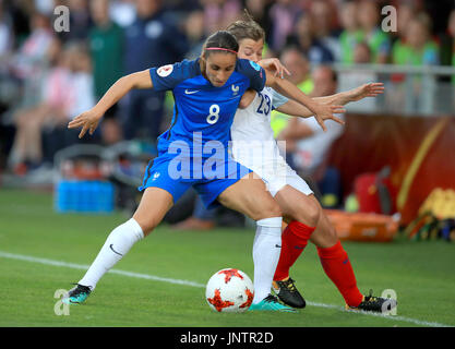 France's Eugénie Le Sommer (à gauche) et en Angleterre avec la Francesca Kirby bataille pour la balle au cours de l'UEFA Women's Euro 2017 match de quart de finale au Stadion de Wijde Aa, Deventer. Banque D'Images