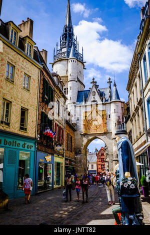 Scène de rue à Auxerre, France Banque D'Images