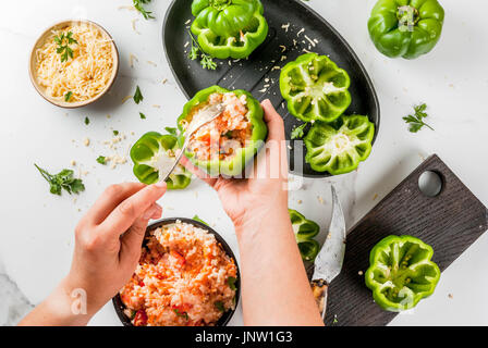 Recettes d'automne. Accueil poivron farci avec de la viande hachée, les carottes, les tomates, les herbes et le fromage. Processus de cuisson. Sur la table de marbre blanc. Vue d'en haut. Bro Banque D'Images