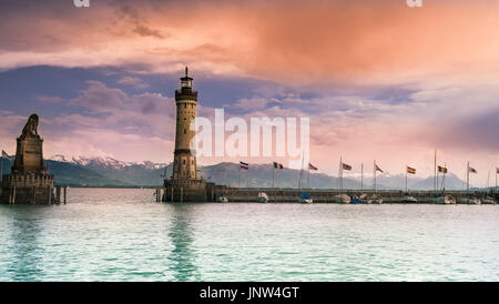 Vue sur le port de Lindau sur le lac de Constance Banque D'Images