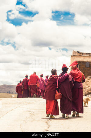 Voir le groupe de moines tibétains du Sichuan au Tibet par village Banque D'Images