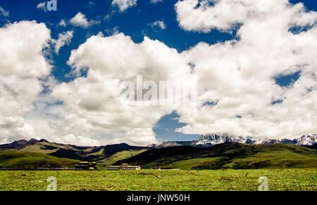 Vue sur un paysage de montagne tibétain monastère dans les montagnes de Chine Banque D'Images