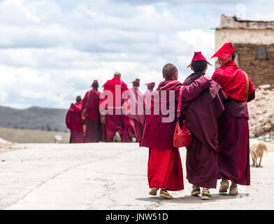 Voir le groupe de moines tibétains du Sichuan au Tibet par village Banque D'Images