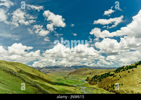 Vue sur les montagnes et ruisseau dans le Tibetan highlands Banque D'Images