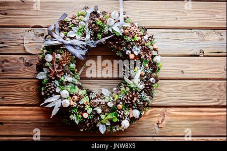 Couronne de Noël sur fond rustique en bois. L'espace pour le texte. Joyeux Noël Banque D'Images