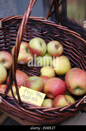 Panier de pommes Fuji biologique a Banque D'Images