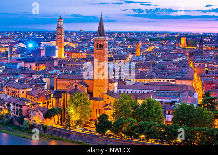 Les tours et les toits de Vérone soir vue, destination touristique en Vénétie (Italie) Banque D'Images