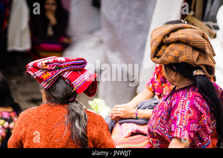 Vue sur femme maya sur marché de Chichicastenango - Guatemala Banque D'Images