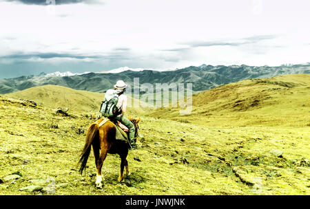 Vue sur girl doing randonnées à cheval dans les hautes terres tibétaines de la Chine Banque D'Images