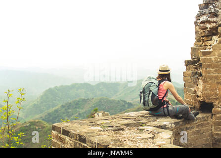 Avis sur femme assis sur Great Wall par Jinshaling Banque D'Images