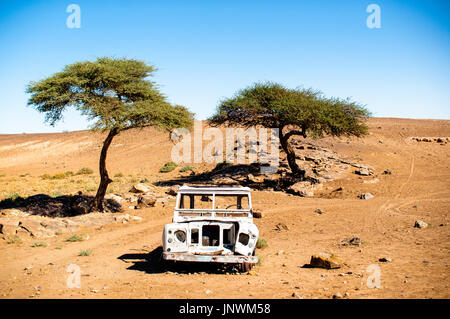 Vue sur abonded voiture hors route dans le désert du Sahara Banque D'Images