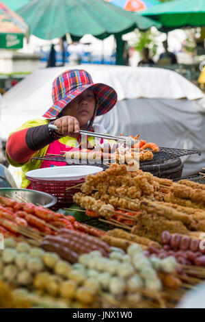 Bangkok, Thaïlande - 17 Février, 2015 : femme vendant des aliments cuits de stand dans la rue, Rattanakosin Bangkok Vieille Ville Banque D'Images