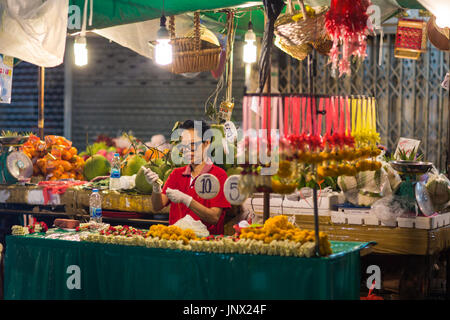 Bangkok, Thaïlande - 18 Février, 2015 : Fleurs de threading à Pak Khlong Talat dans Yaowarat et Pahurat market à Bangkok la nuit. Banque D'Images