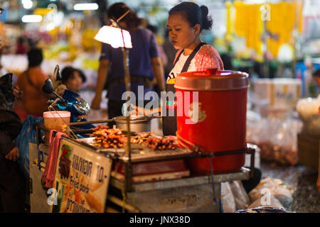 Bangkok, Thaïlande - 18 Février, 2015 : femme vendant des aliments chauds dans la rue à Pak Khlong Talat dans Yaowarat et Pahurat market à Bangkok la nuit. Banque D'Images