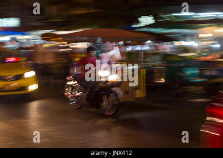 Bangkok, Thaïlande - 18 Février, 2015 : taxi moto et avec le flou dans la nuit dans la section historique Rattanakosin, de Bangkok. Le tuk-tuk est un des principaux modes de transport à Bangkok. Banque D'Images