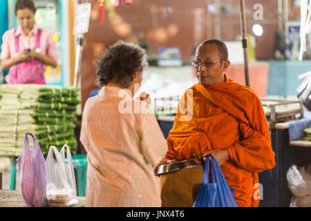 Bangkok, Thaïlande - 18 Février, 2015 : Moine recevant l'aumône à Pak Khlong Talat dans Yaowarat et Pahurat market à Bangkok la nuit. Banque D'Images