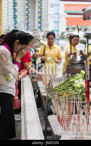 Bangkok, Thaïlande - 18 Février, 2015 : les fidèles bouddhistes au Grand Palais à Bangkok. Banque D'Images