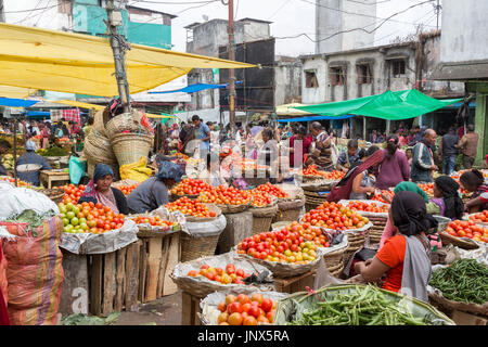 Les tomates et les légumes en vente dans le marché en plein air, Shillong, Meghalaya, en Inde Banque D'Images