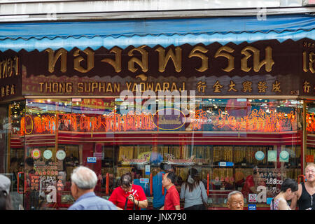 Bangkok, Thaïlande - 18 Février, 2015 : Goldsmith boutique dans le quartier chinois de Yaowarat Road, Bangkok. Yaowarat road est le district d'or dans le quartier chinois de Bangkok. Banque D'Images