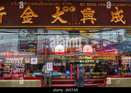 Bangkok, Thaïlande - 18 Février, 2015 : Goldsmith boutique dans le quartier chinois de Yaowarat Road, Bangkok. Yaowarat road est le district d'or dans le quartier chinois de Bangkok. Banque D'Images