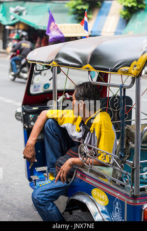 Bangkok, Thaïlande - 18 Février, 2015 : Tuk-tuk driver dans son tuk-tuk en attente d'un tarif, Bangkok. Banque D'Images