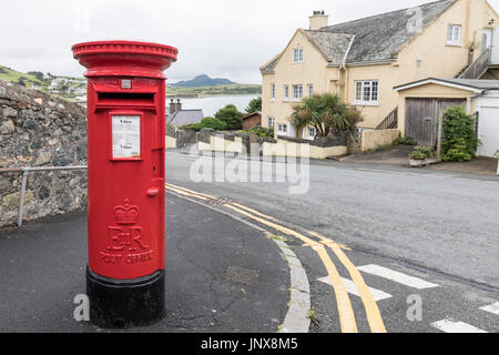 Roayl Mail postbox dans village, Criccieth, Péninsule de Lleyn, Pays de Galles, Royaume-Uni Banque D'Images