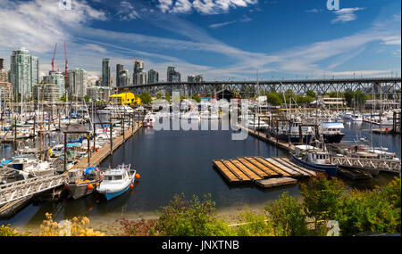 Paysage panoramique Fisherman Wharf, Granville Island Marina Vancouver False Creek Seawall. Pont Granville et immeubles du centre-ville de Highrise Skyline Banque D'Images