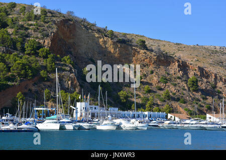 Yachts amarrés dans le club nautique de Javea, un yacht club / marina à Javea sur la Costa Blanca, Espagne. Banque D'Images