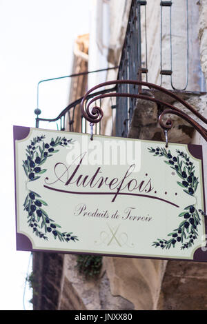 Uzès, Gard, dans le sud de la France - 8 octobre 2015 : La Boutique Sign, Uzès, Gard, dans le sud de la France. Banque D'Images